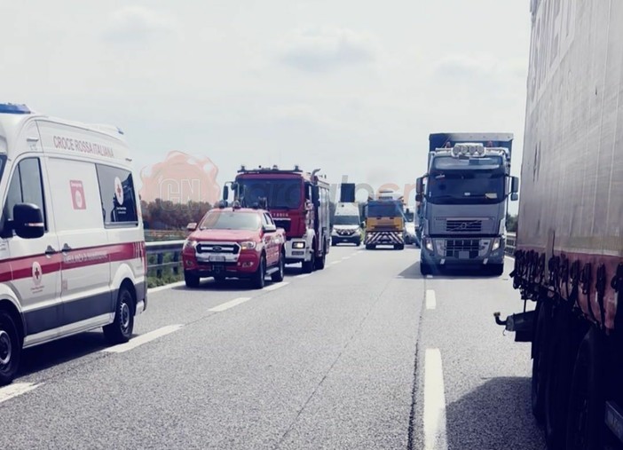 Tamponamento tra mezzi pesanti e vetture in autostrada a Fossano Tamponamento tra mezzi pesanti e vetture in autostrada a Fossano