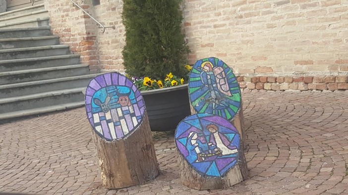 A Corneliano d’Alba il Natale diventa arte con il presepe disegnato su tronchi di legno