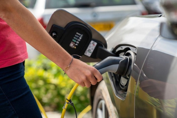 Tempo ricarica auto elettrica: guida reale per viaggi sereni