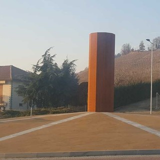La replica della torre decagonale al centro della rotatoria La replica della torre decagonale al centro della rotatoria