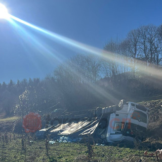 Tir fuori strada sulla Sp23 a Vignolo: traffico in tilt nel tardo pomeriggio