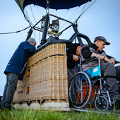 A Carrù il primo decollo della cesta che permette il volo in mongolfiera anche ai disabili A Carrù il primo decollo della cesta che permette il volo in mongolfiera anche ai disabili