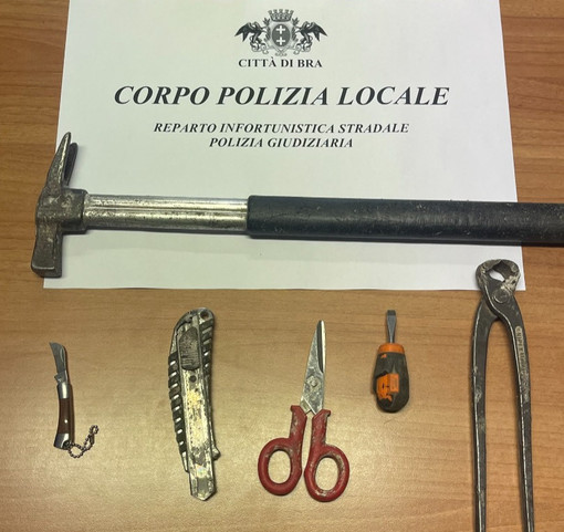 Aveva un martello, forbici e altri arnesi atti ad offendere: denunciato dalla Polizia Locale di Bra Aveva un martello, forbici e altri arnesi atti ad offendere: denunciato dalla Polizia Locale di Bra