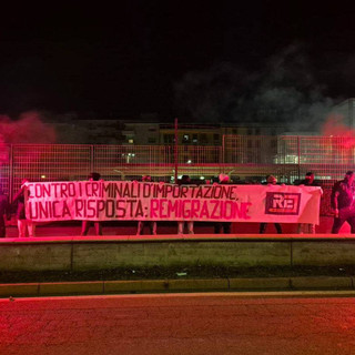 Striscione ostile lungo la stazione di Alba, condanna e rimozione immediata: “Un messaggio che non rappresenta la città”