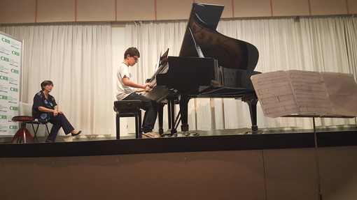 Un giovane allievo della scuola Musicando di Bra, diretta da Enrica Boglioli