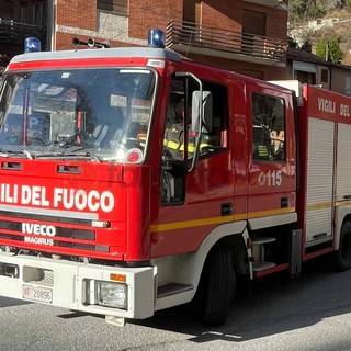Incendio garage a Ormea: distrutta la vettura parcheggiata all'interno e ingenti danni alla struttura