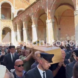Funerali don Mazzi, l'uscita del feretro sulle note di "Io vagabondo"