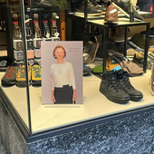 I commercianti albesi partecipano al lutto della famiglia Ferrero: esposta nei negozi la foto della signora Maria Franca I commercianti albesi partecipano al lutto della famiglia Ferrero: esposta nei negozi la foto della signora Maria Franca