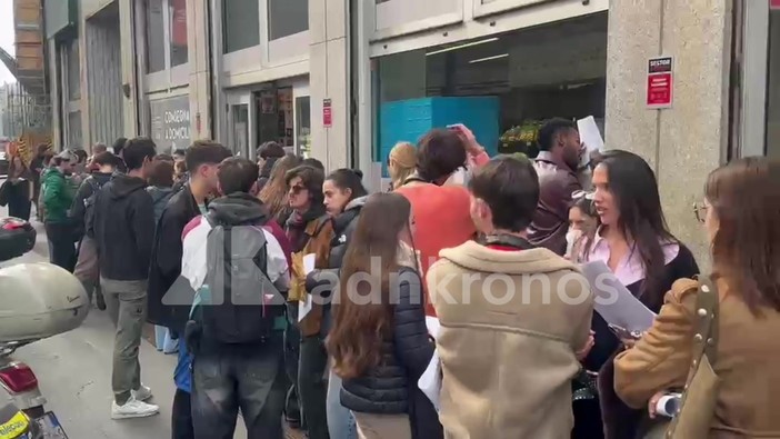 "Vogliamo un cambiamento", a Milano giovani in fila al consolato spagnolo per votare "Vogliamo un cambiamento", a Milano giovani in fila al consolato spagnolo per votare