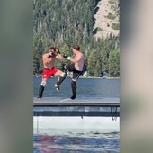 Mark Zuckerberg sfida il campione di arti marziali in mezzo a un lago, il video del combattimento