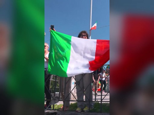 Bagno di folla per Meloni al raduno degli alpini