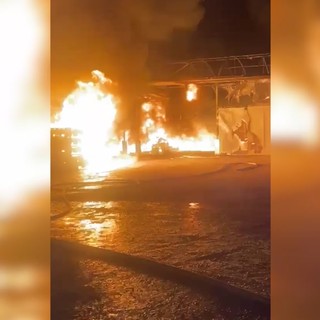 A fuoco un capannone a Napoli, vigili del fuoco in azione A fuoco un capannone a Napoli, vigili del fuoco in azione