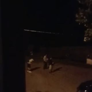 Bene Vagienna, si divertono a lanciare pietre contro un lampione: il Comune pubblica il video