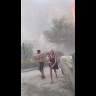 Terremoto a Napoli, il crollo a Pozzuoli: "Chiamate i pompieri". La paura e il sollievo Terremoto a Napoli, il crollo a Pozzuoli: "Chiamate i pompieri". La paura e il sollievo