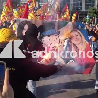 Sciopero 30 ottobre, a Napoli bruciato striscione con Meloni, Bernini e Mr Monopoly Sciopero 30 ottobre, a Napoli bruciato striscione con Meloni, Bernini e Mr Monopoly