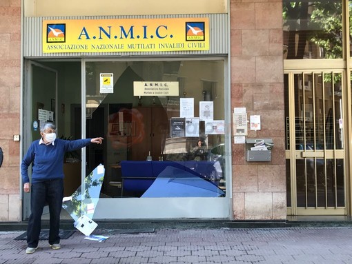 Sfondata la vetrina dell'A.N.M.I.C. in via Silvio Pellico a Cuneo
