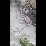 Terremoto a Pozzuoli, il costone crolla e travolge le auto