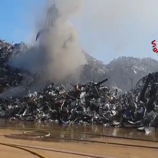 Venezia, a Porto Marghera cumuli di rottami metallici prendono fuoco per il caldo estremo Venezia, a Porto Marghera cumuli di rottami metallici prendono fuoco per il caldo estremo