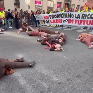 Cortei a Roma, donne 'morte' a terra per raccontare il massacro di Gaza Cortei a Roma, donne 'morte' a terra per raccontare il massacro di Gaza