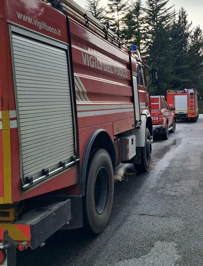 Incendio in un'abitazione a Barge: coinvolti due piani e parte del tetto Incendio in un'abitazione a Barge: coinvolti due piani e parte del tetto