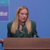 Nato, Meloni: "Non togliamo soldi agli ospedali per rafforzare difesa" Nato, Meloni: "Non togliamo soldi agli ospedali per rafforzare difesa"