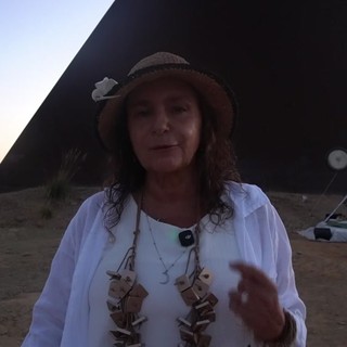 La cantautrice Aida Satta Flores al Rito della Luce a Fiumara d'arte: "Antonio Presti è un visionario"