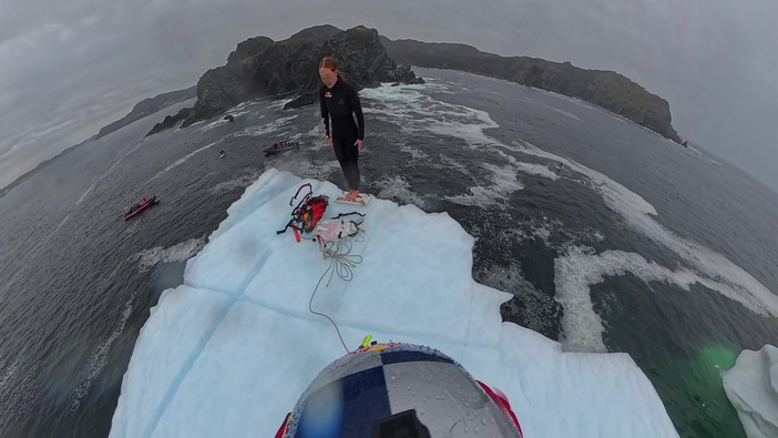 La prima donna a tuffarsi da un iceberg, il video dell'impresa della canadese Molly Carlson