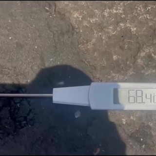 Caldo, a Roma l'asfalto sfiora i 70 gradi: la prova del termometro