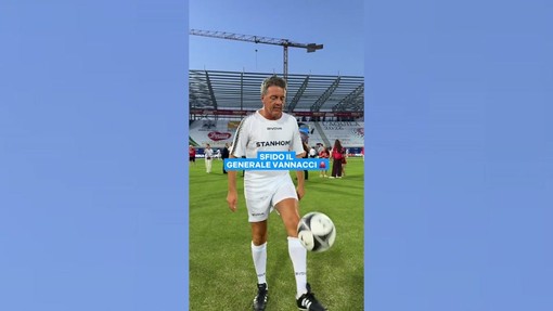 Renzi campione di palleggi lancia la sfida sportiva a Vannacci: "Ma non a calcio..."