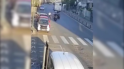 Pompei, dagli scooter in corsa spingono a terra un anziano in bicicletta