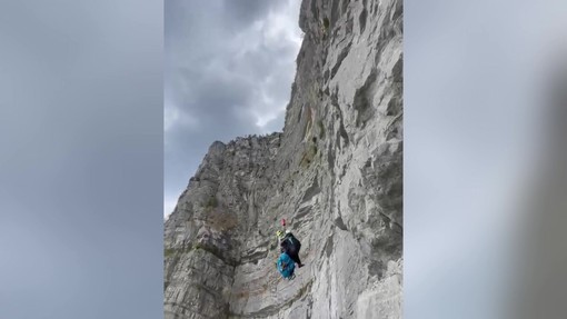 Francia, cade con il parapendio su una parete rocciosa: il soccorso incredibile in elicottero Francia, cade con il parapendio su una parete rocciosa: il soccorso incredibile in elicottero