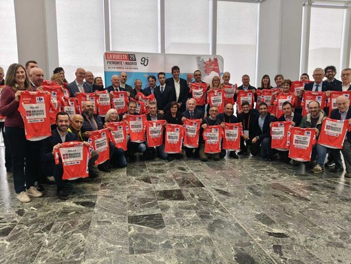I rappresentanti dei Comuni piemontesi esibiscono la maglia celebrativa