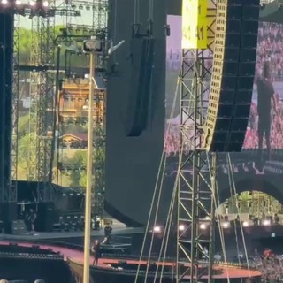 Fabrizio Moro apre il concerto da record di Ultimo: "Alla faccia di chi ci vuole male" Fabrizio Moro apre il concerto da record di Ultimo: "Alla faccia di chi ci vuole male"
