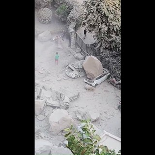 Terremoto a Pozzuoli, il costone crolla e travolge le auto Terremoto a Pozzuoli, il costone crolla e travolge le auto