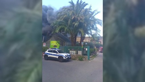 Maxi incendio al Tuscolano, evacuate case vicine a serbatoio Gpl interrato