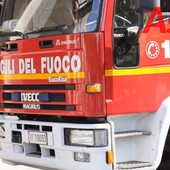 Camper in fiamme in via Pasolini, distrutto il veicolo e danneggiata una palazzina Camper in fiamme in via Pasolini, distrutto il veicolo e danneggiata una palazzina
