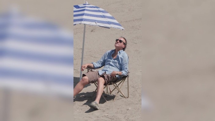 Angelo Bonelli in spiaggia con l'ombrellone...ma è il Po in secca