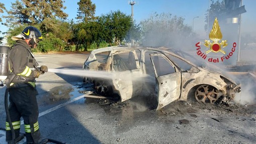 Auto in fiamme in un'area di servizio dell'autostrada A6 Torino-Savona