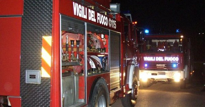 Incendio in un’azienda di smaltimento rifiuti a Fossano: Vigili del Fuoco al lavoro, situazione sotto controllo
