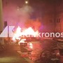Caso Fakir, guerriglia a Bologna: barricate, lacrimogeni e auto in fiamme Caso Fakir, guerriglia a Bologna: barricate, lacrimogeni e auto in fiamme