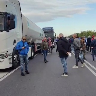 Ex Ilva Taranto, gli operai continuano a bloccare le strade: le immagini della lunga coda sulla statale