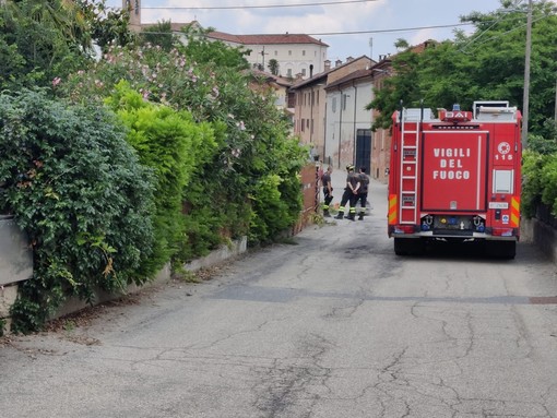 L'intervento dei vigili del fuoco a Craviano, frazione di Govone