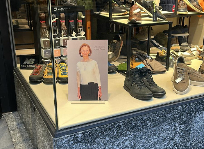 I commercianti albesi partecipano al lutto della famiglia Ferrero: esposta nei negozi la foto della signora Maria Franca