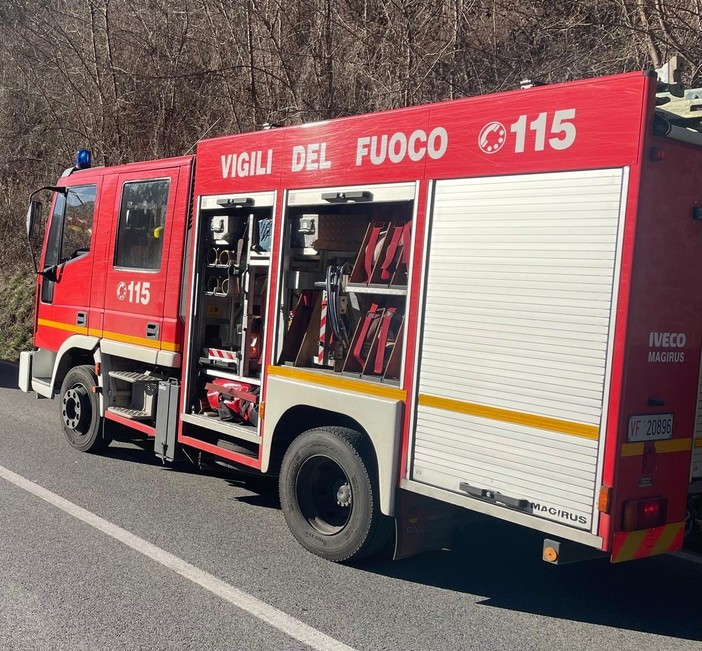 Garessio, incendio di sterpaglie a Trappa: domato Vigili del Fuoco prima che raggiungesse il bosco Garessio, incendio di sterpaglie a Trappa: domato Vigili del Fuoco prima che raggiungesse il bosco