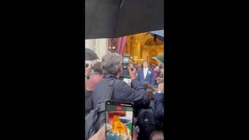 Bechis e Cardinaletti sposi, il matrimonio e il primo bacio tra marito e moglie Bechis e Cardinaletti sposi, il matrimonio e il primo bacio tra marito e moglie