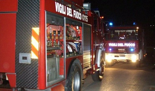 Incendio in un magazzino di pallet e pellet a Vezza d'Alba, intervento dei vigili del fuoco nella notte
