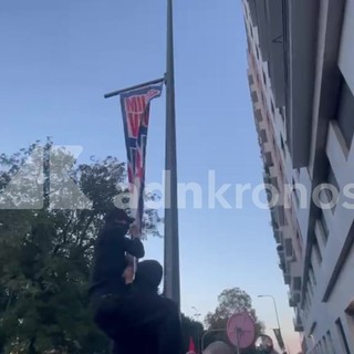 Corteo Milano, manifestanti si arrampicano per strappare cartello della Lega Corteo Milano, manifestanti si arrampicano per strappare cartello della Lega