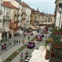 Maltempo, vigili del fuoco in via Roma per rimuovere alcune luminarie pericolanti [VIDEO]