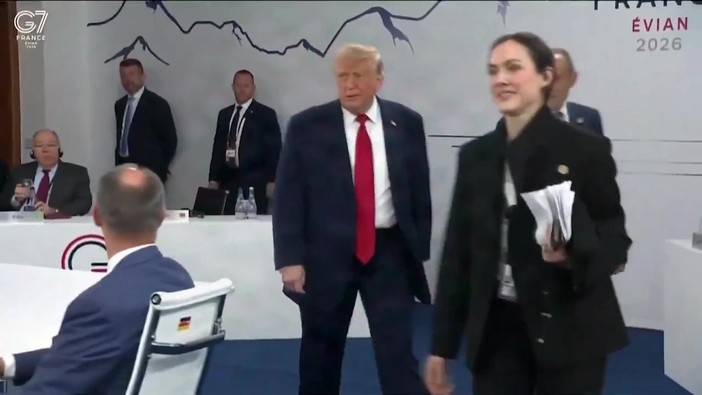 G7, Trump arriva per ultimo alla riunione dei leader: "Sono il boss" G7, Trump arriva per ultimo alla riunione dei leader: "Sono il boss"