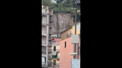 Terremoto a Pozzuoli, la parete di roccia crolla
